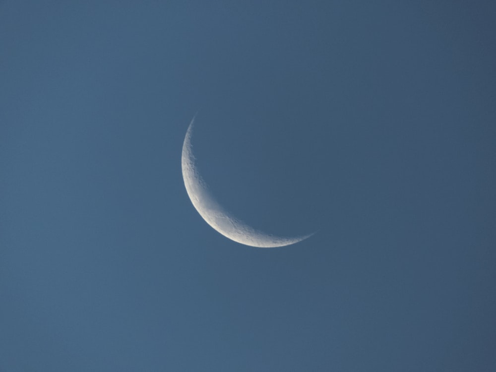 白い三日月