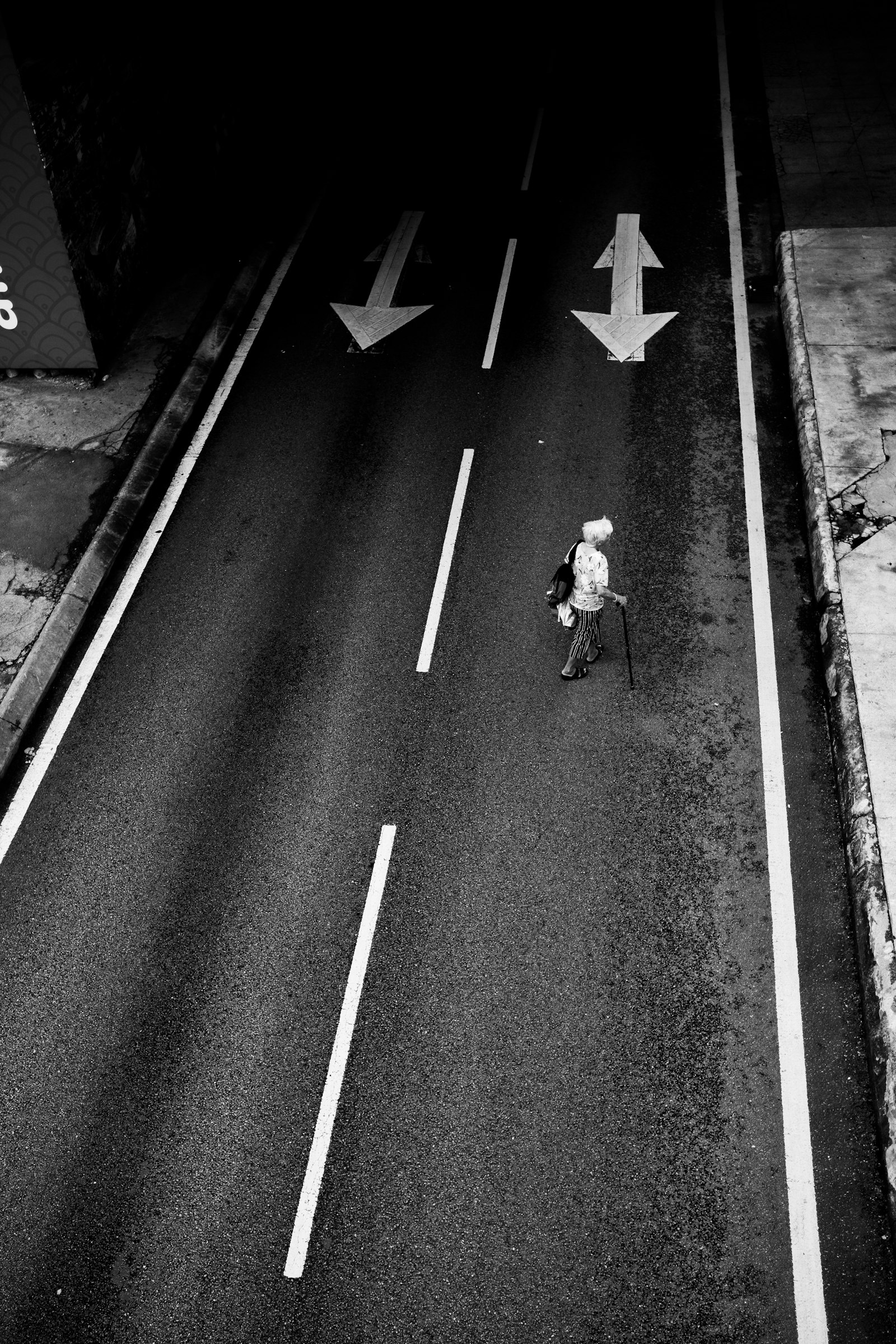 Fujifilm X-Pro2 + Fujifilm XF 23mm F2 R WR sample photo. Woman walking in street photography