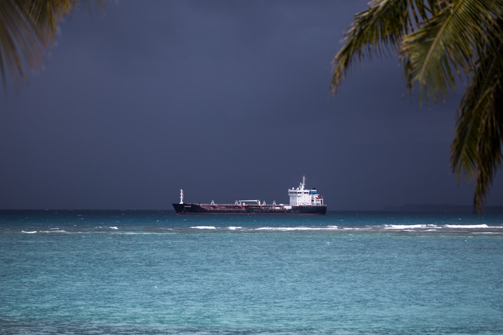 Schiff tagsüber auf dem Wasser