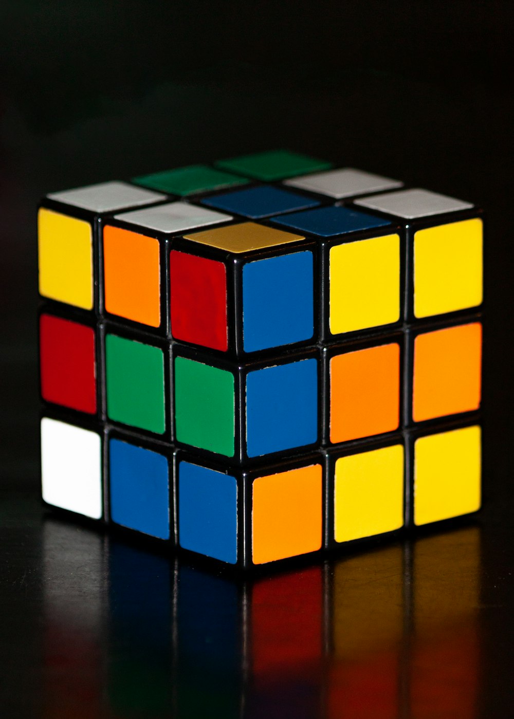 Cubo de Rubik 3 x 3 sobre superficie negra