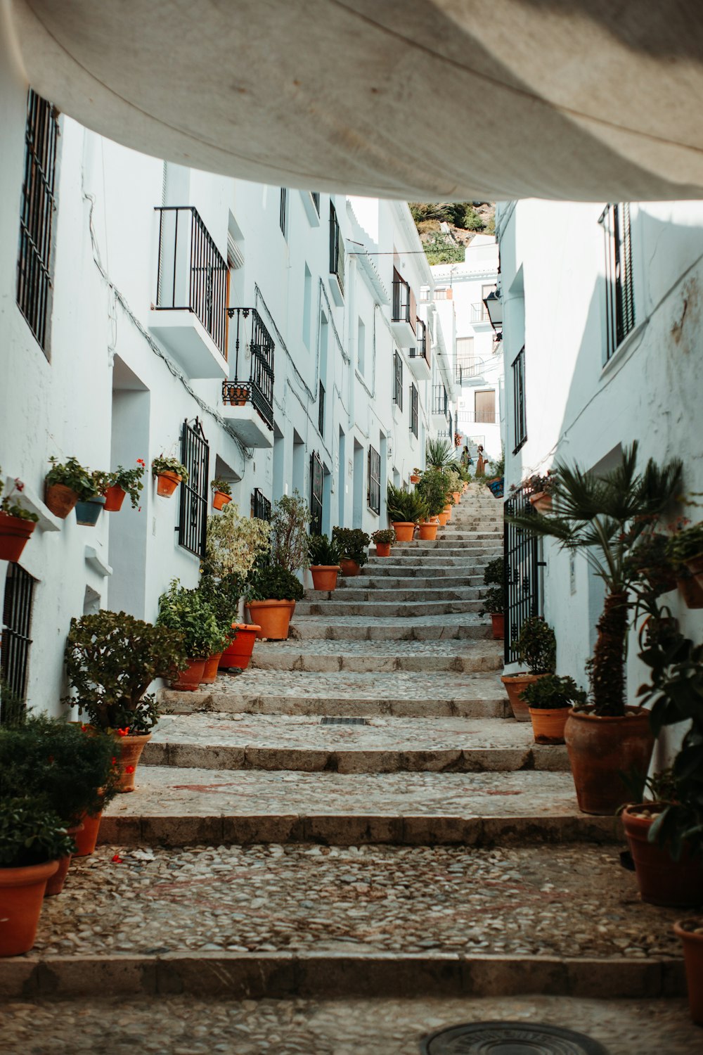 Fotografía de primer plano de escaleras de hormigón marrón y gris