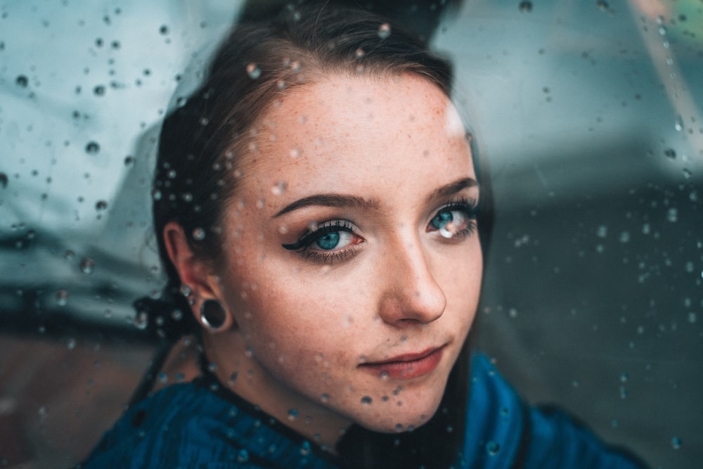 woman wearinge blue shirt