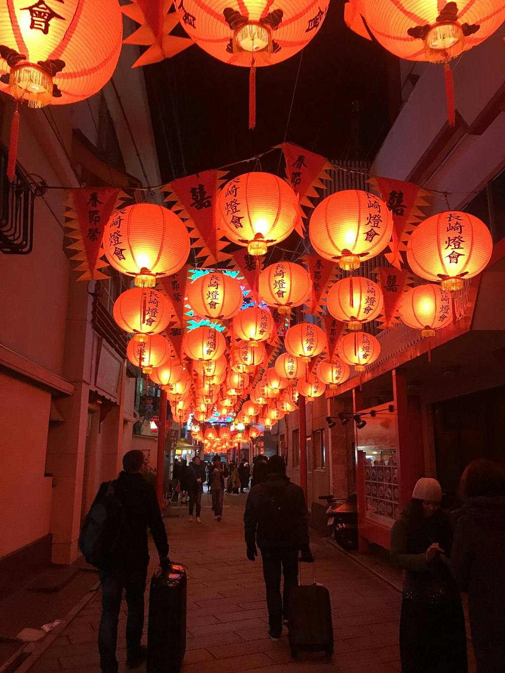Lanternas chinesas penduradas acima das pessoas
