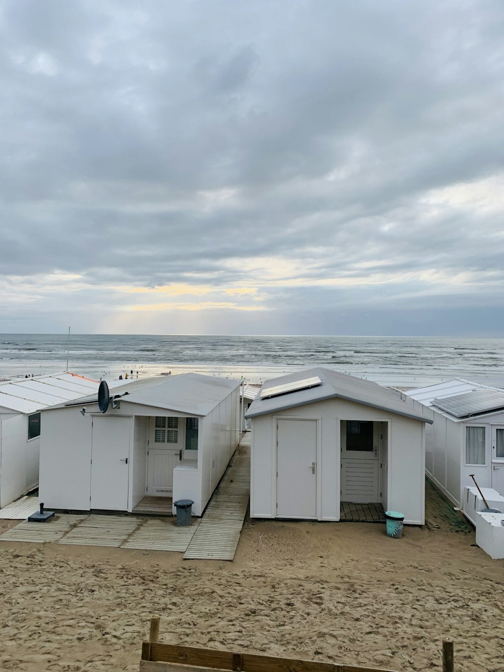 Maisons blanches près de l’océan sous un ciel nuageux