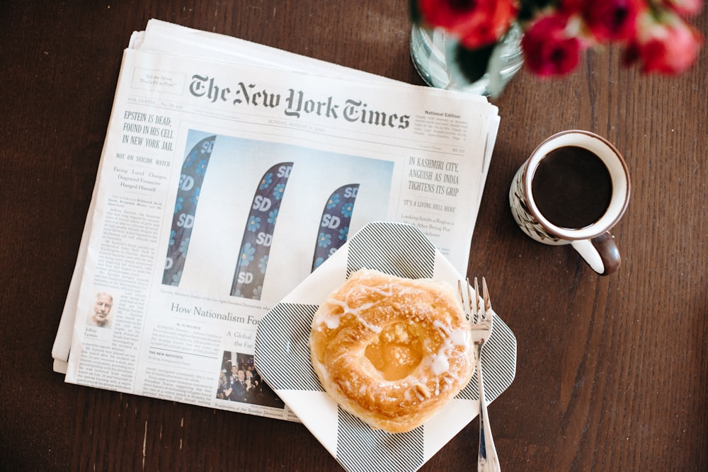 Teller mit Donuts und Kaffee