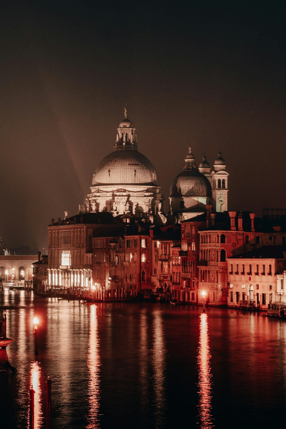 edificio illuminato durante la notte