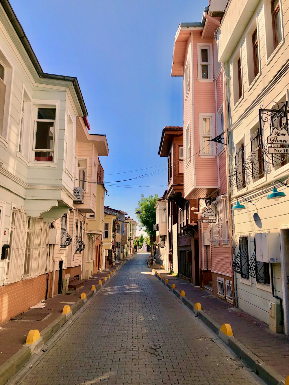 Rues vides entre les maisons