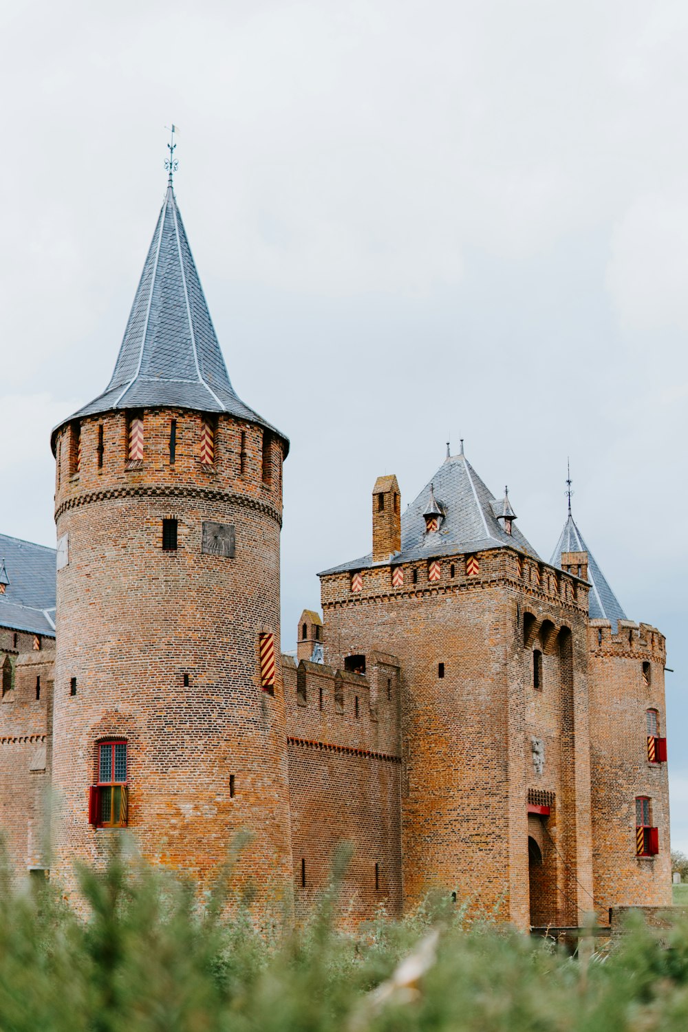 Castillo marrón y gris