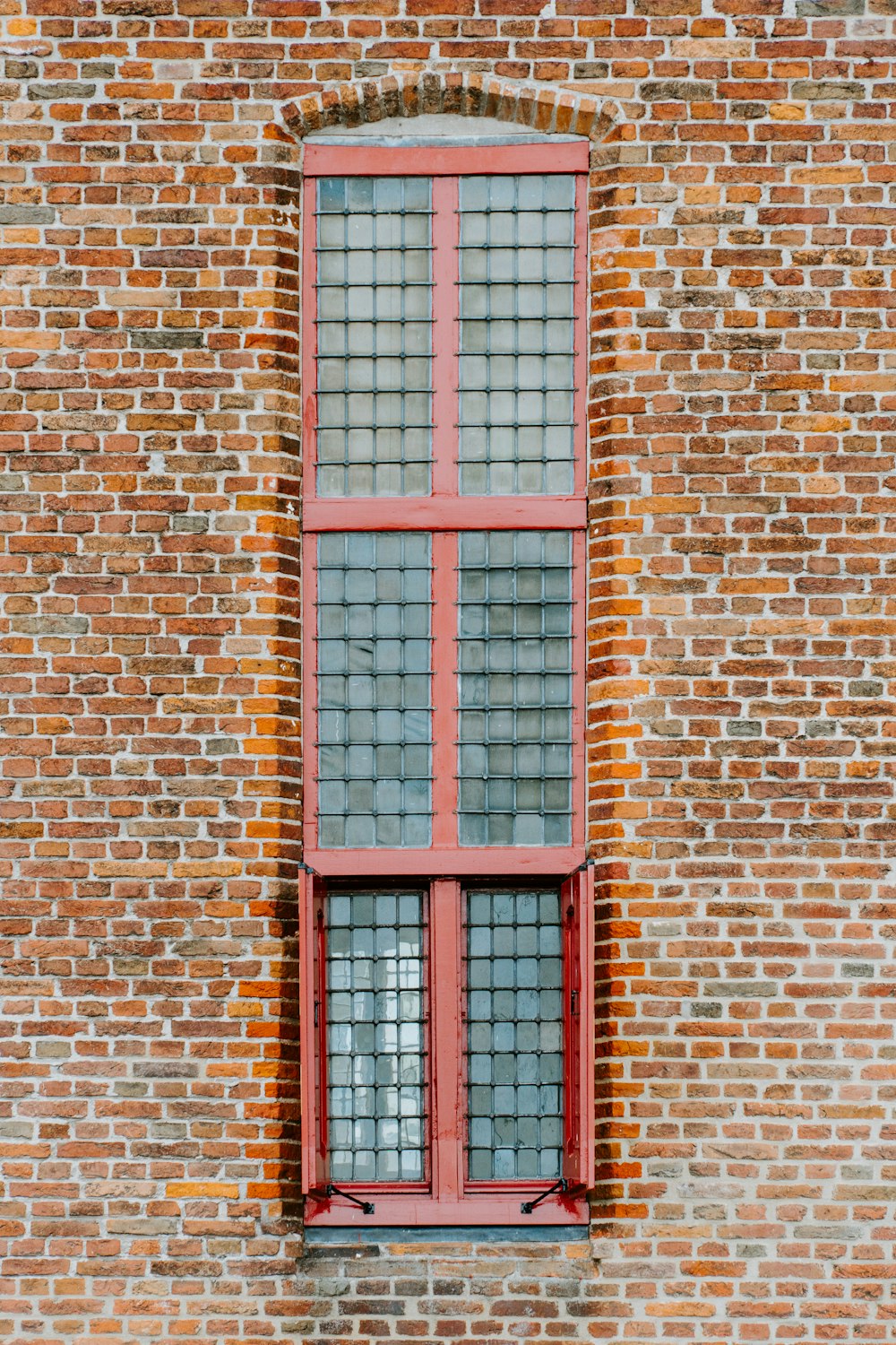 ventana inferior abierta de un edificio de ladrillos marrones