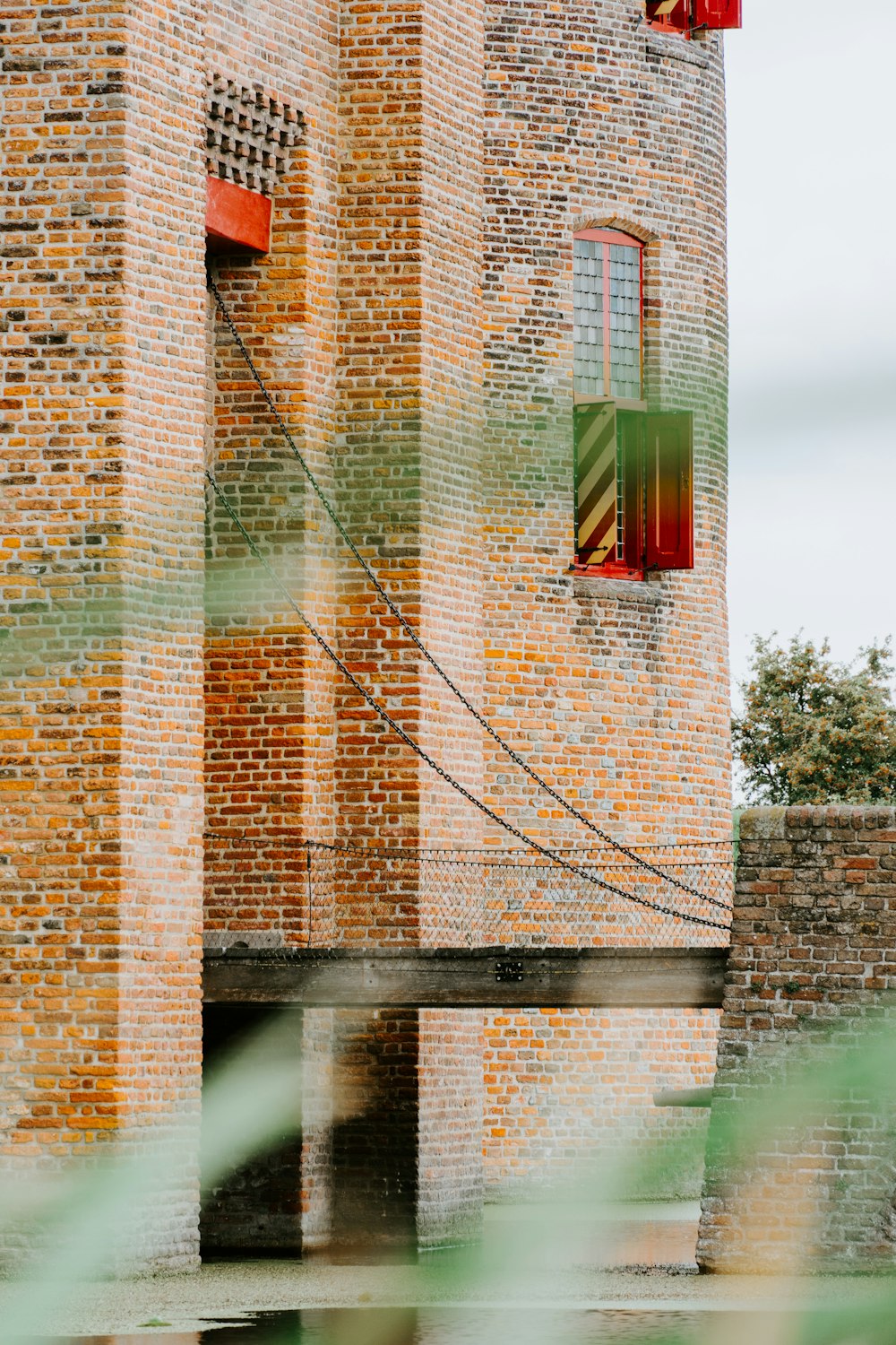 brown brickwall building