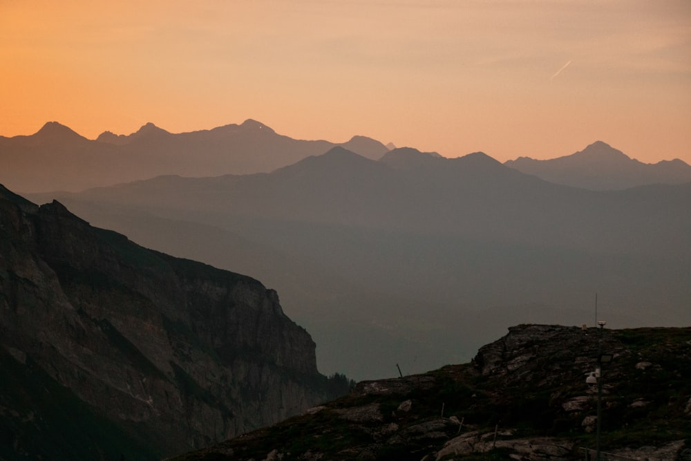 Silueta de montañas durante el día