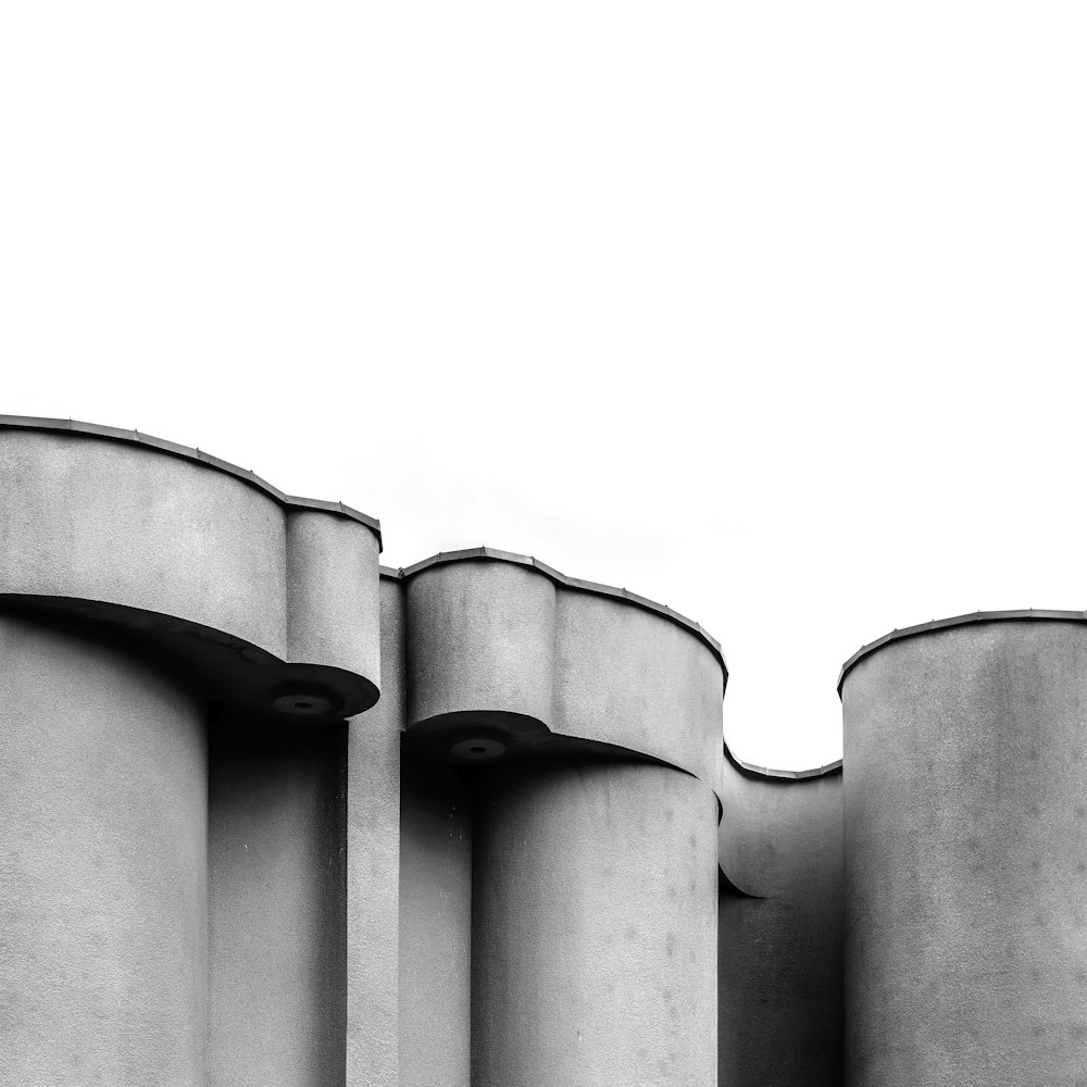 Une photo en noir et blanc d’une tour d’horloge