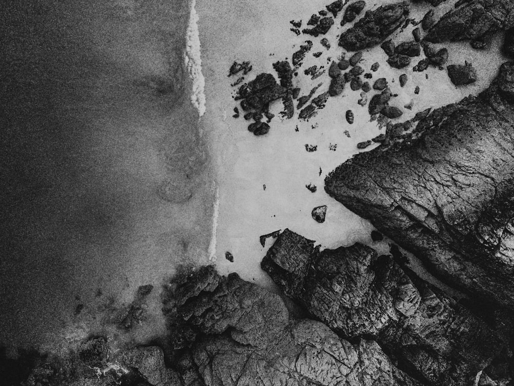 Ein Schwarz-Weiß-Foto eines Strandes