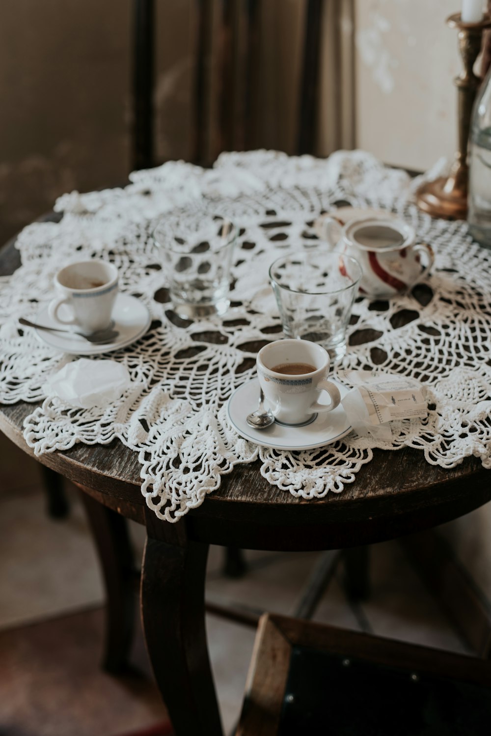 trois tasses à café en céramique blanche