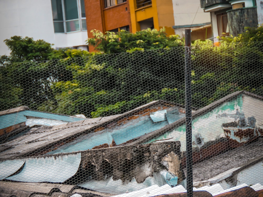 Blick auf einen Pool durch einen Maschendrahtzaun