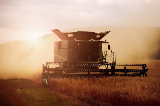 Colheitadeira que representa o Agronegócio no Brasil