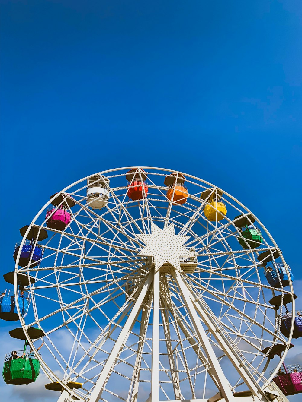 Ein Riesenrad mit blauem Himmel im Hintergrund