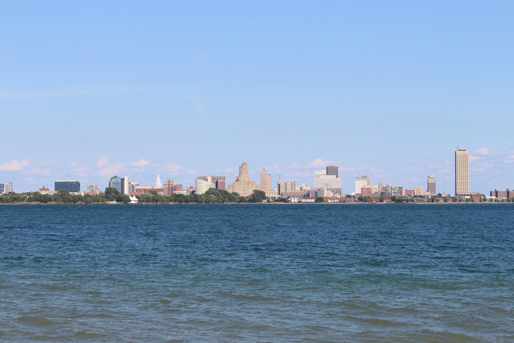 Edificios de la ciudad detrás de un cuerpo de agua durante el día