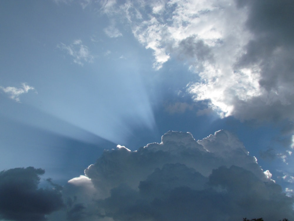 Nubes blancas Nimbo durante el día