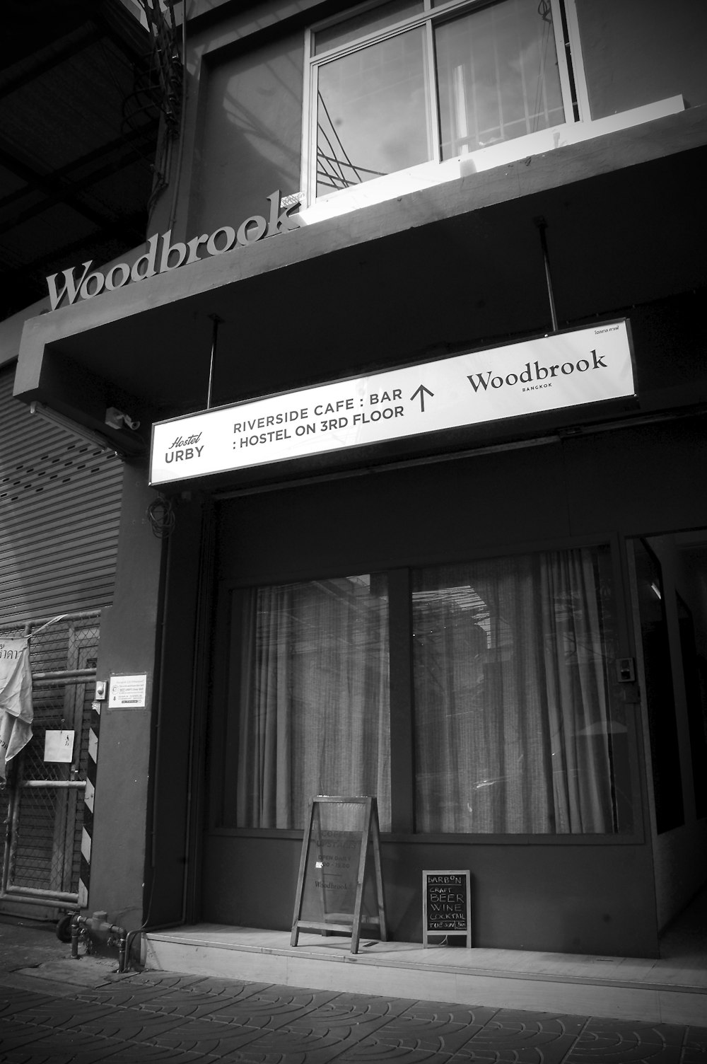 ウッドブルックの建物の白黒写真