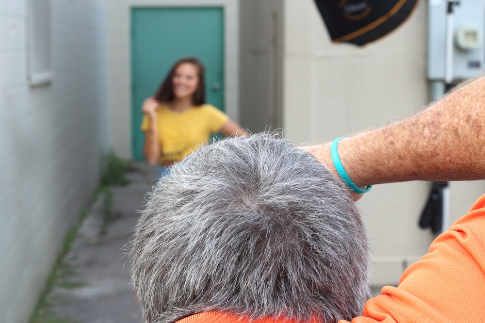 Posierende Frau zwischen Gebäuden