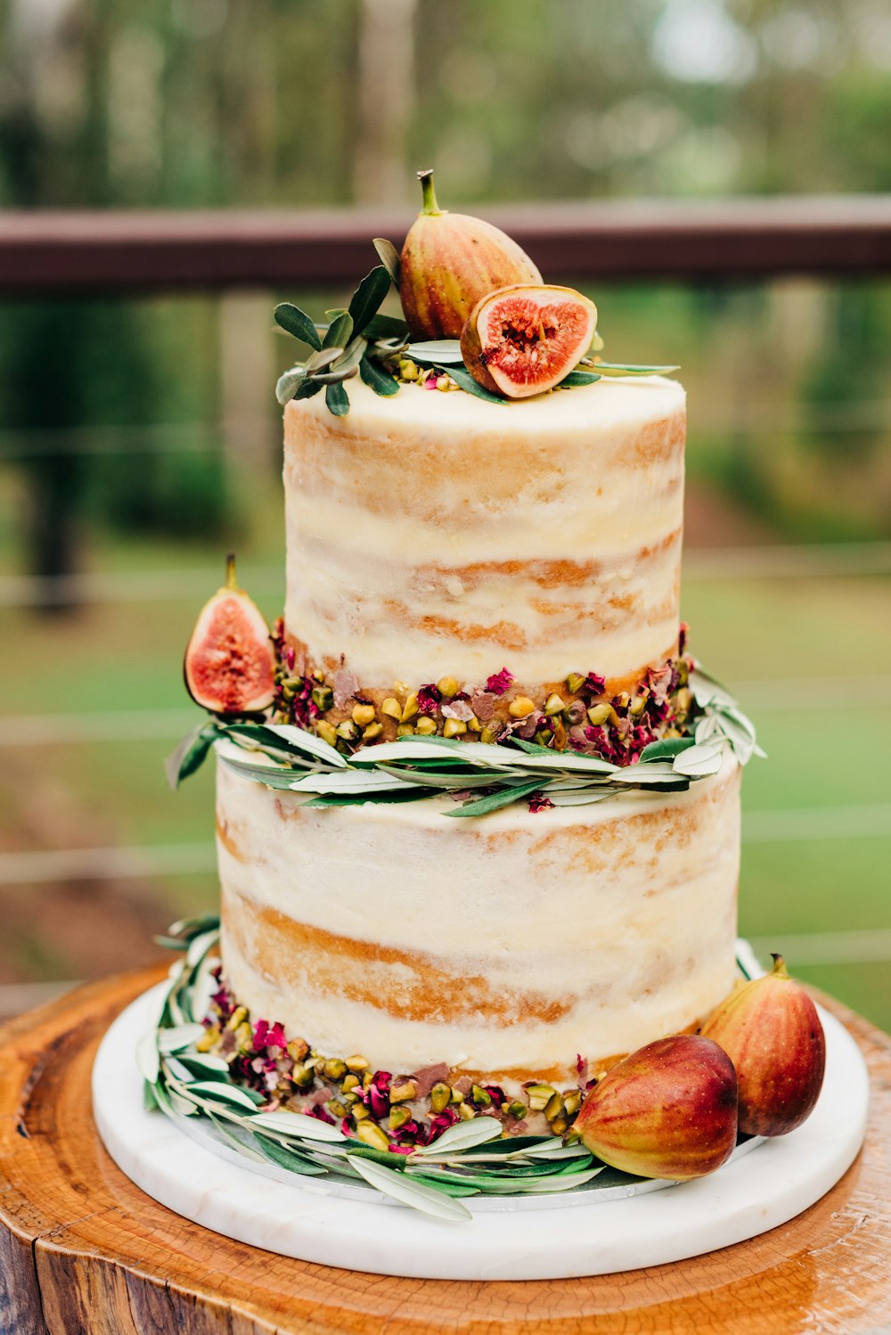 Un gâteau à trois niveaux avec des figues sur le dessus
