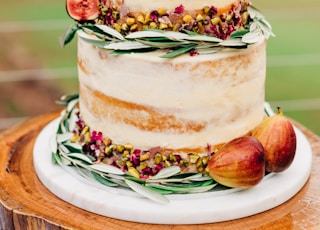 Fig and Champagne Wedding Cake; it's a thing.