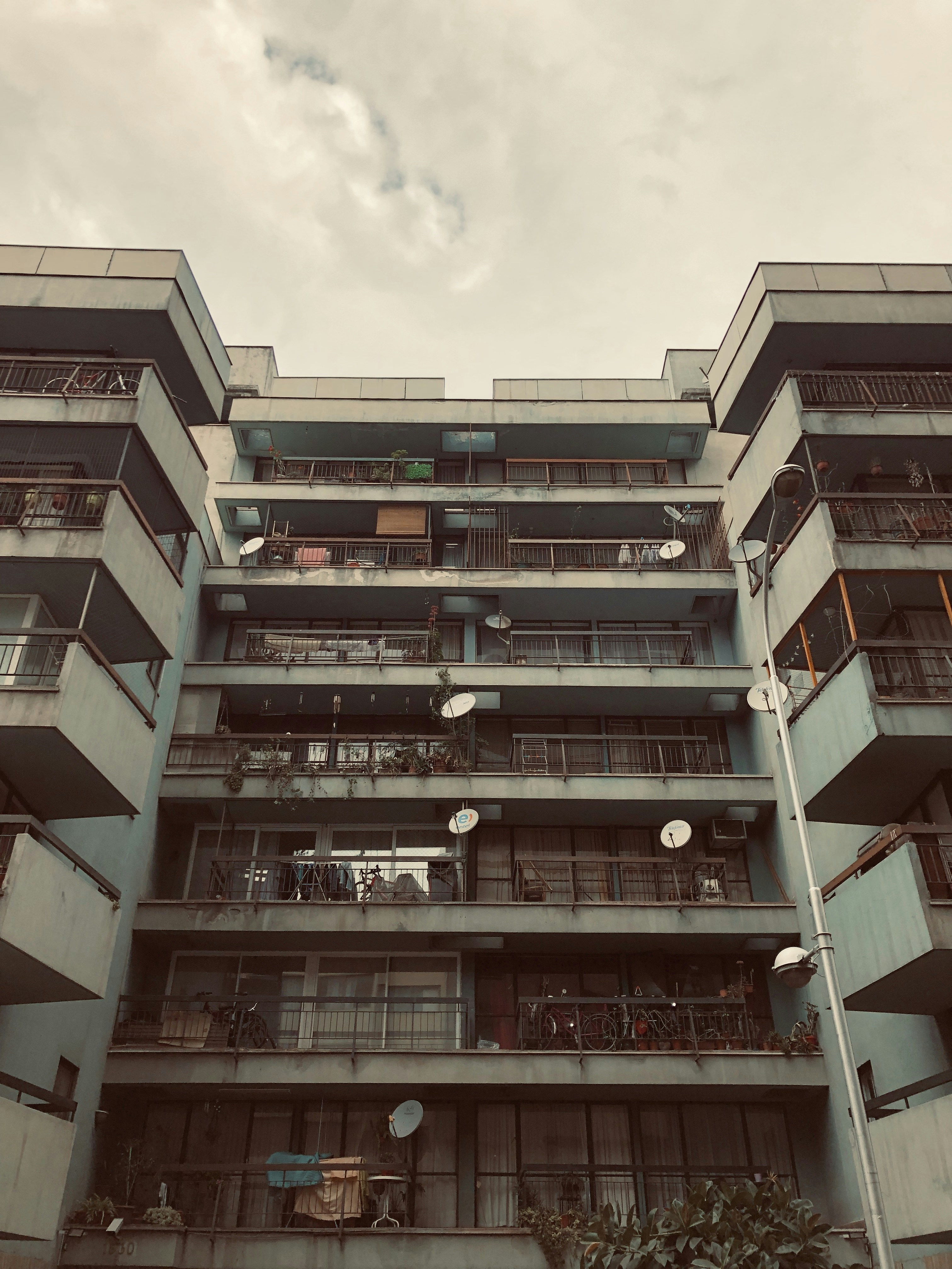 Grey high-rise building photo – Free Región metropolitana Image on Unsplash