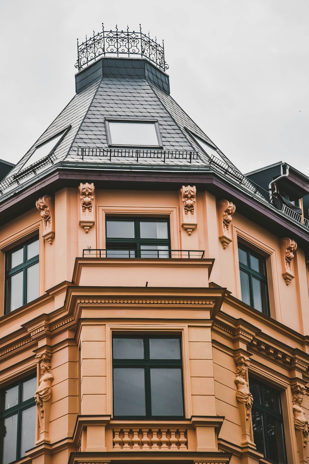 edificio in cemento marrone