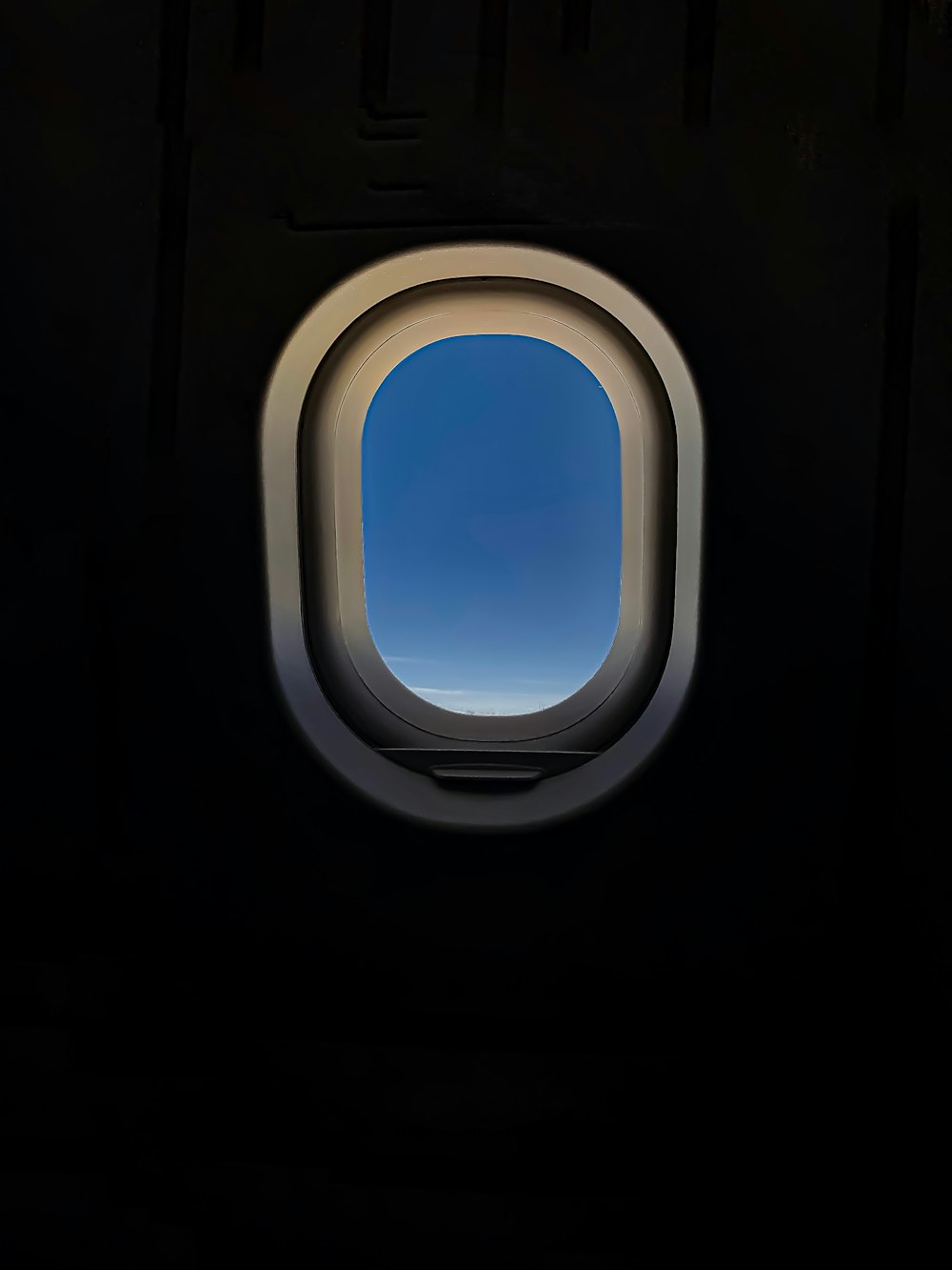 Ein Blick in den Himmel durch ein Flugzeugfenster