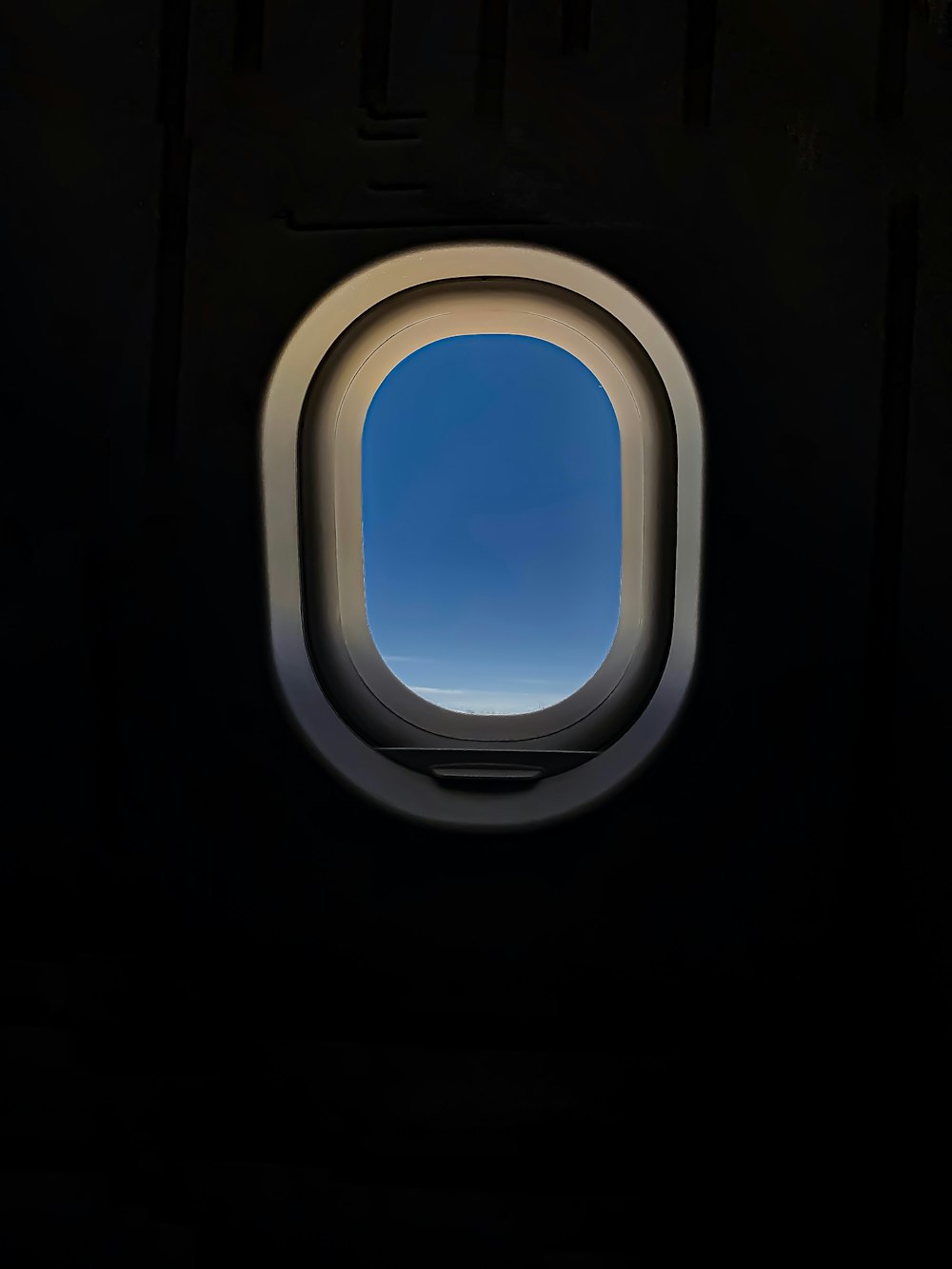 Una vista del cielo a través de la ventana de un avión