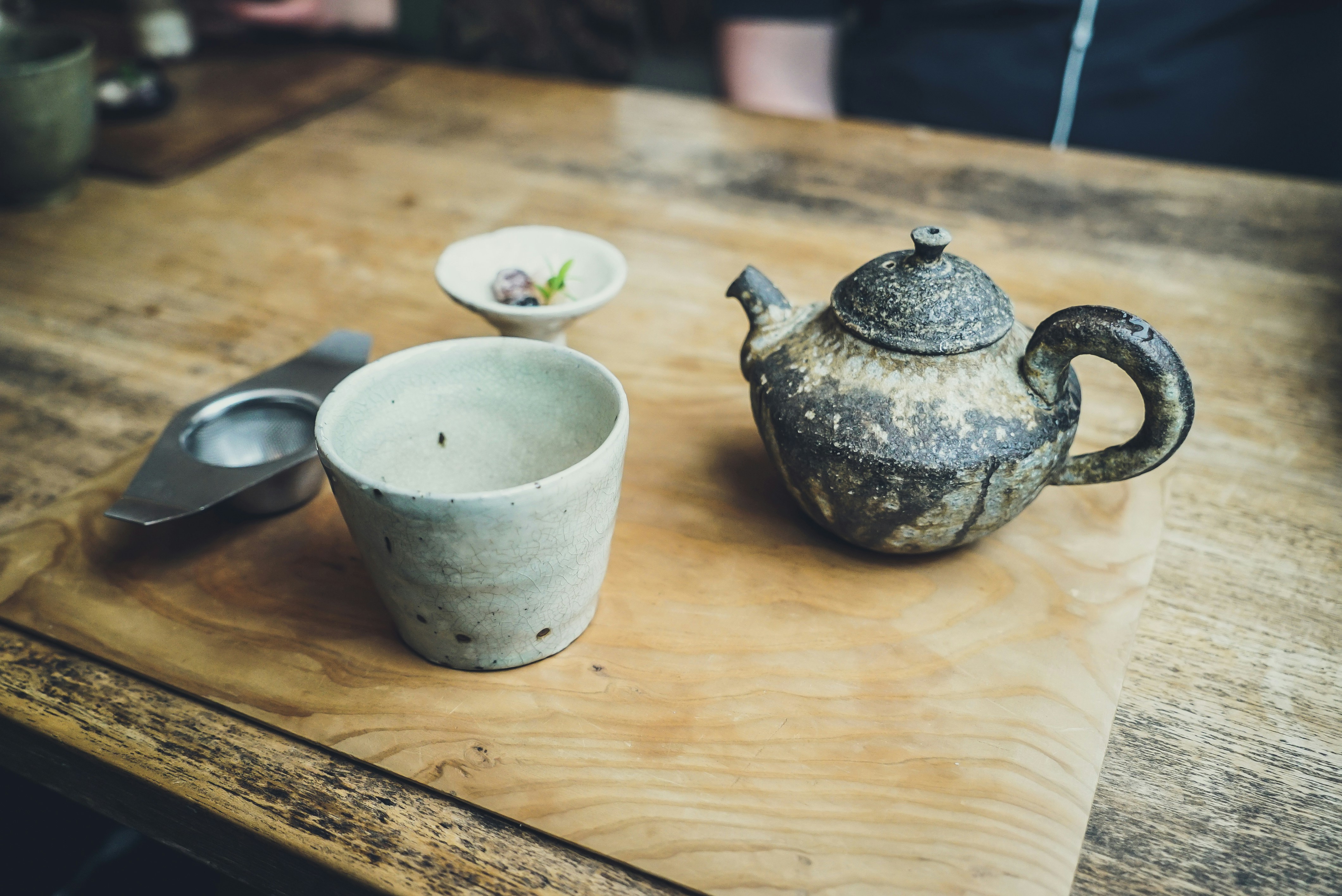 Sony a7S + Sony Vario Tessar T* FE 24-70mm F4 ZA OSS sample photo. Black teapot photography