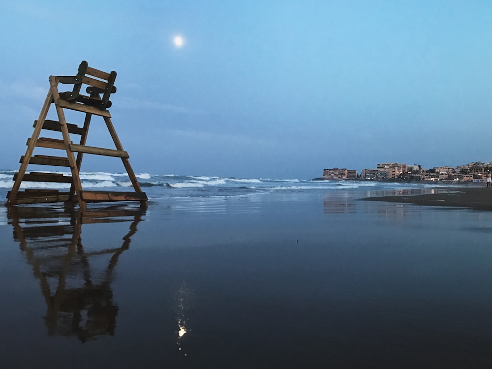 cadeira de madeira marrom no litoral