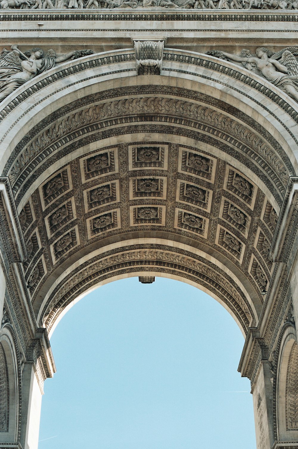 Nahaufnahme des Arc De Triomphe bei Tag