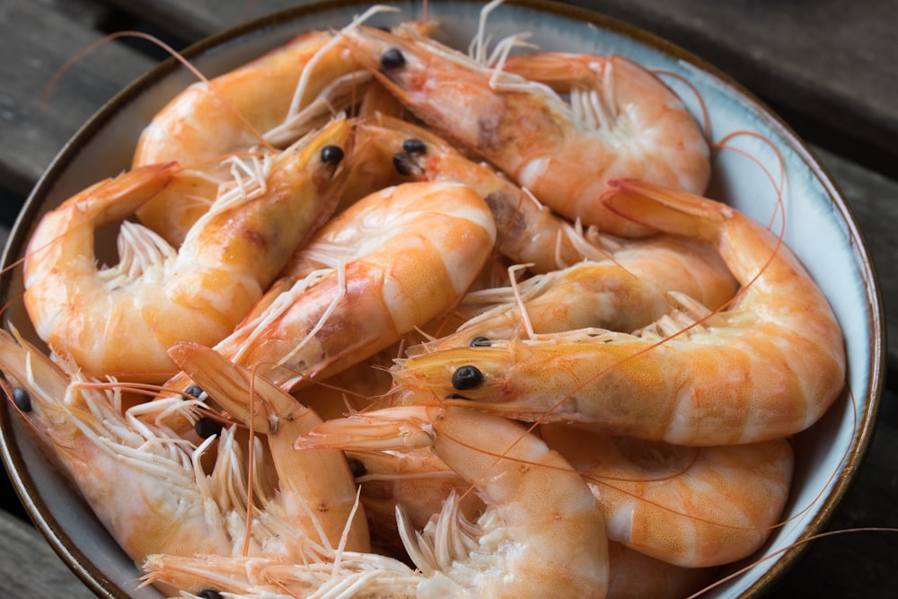 crevettes crues dans un bol