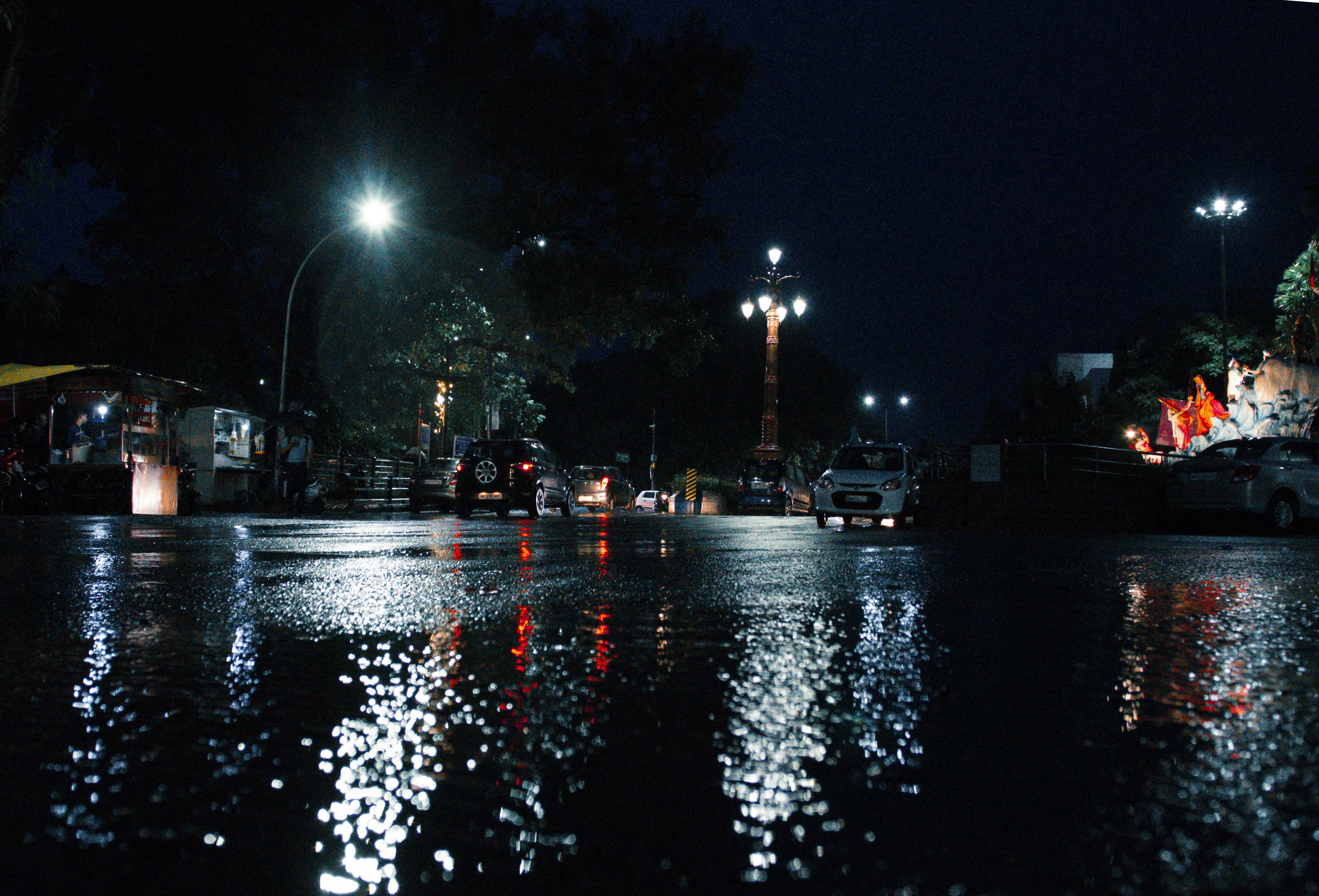 Véhicule blanc sur la route pendant la nuit