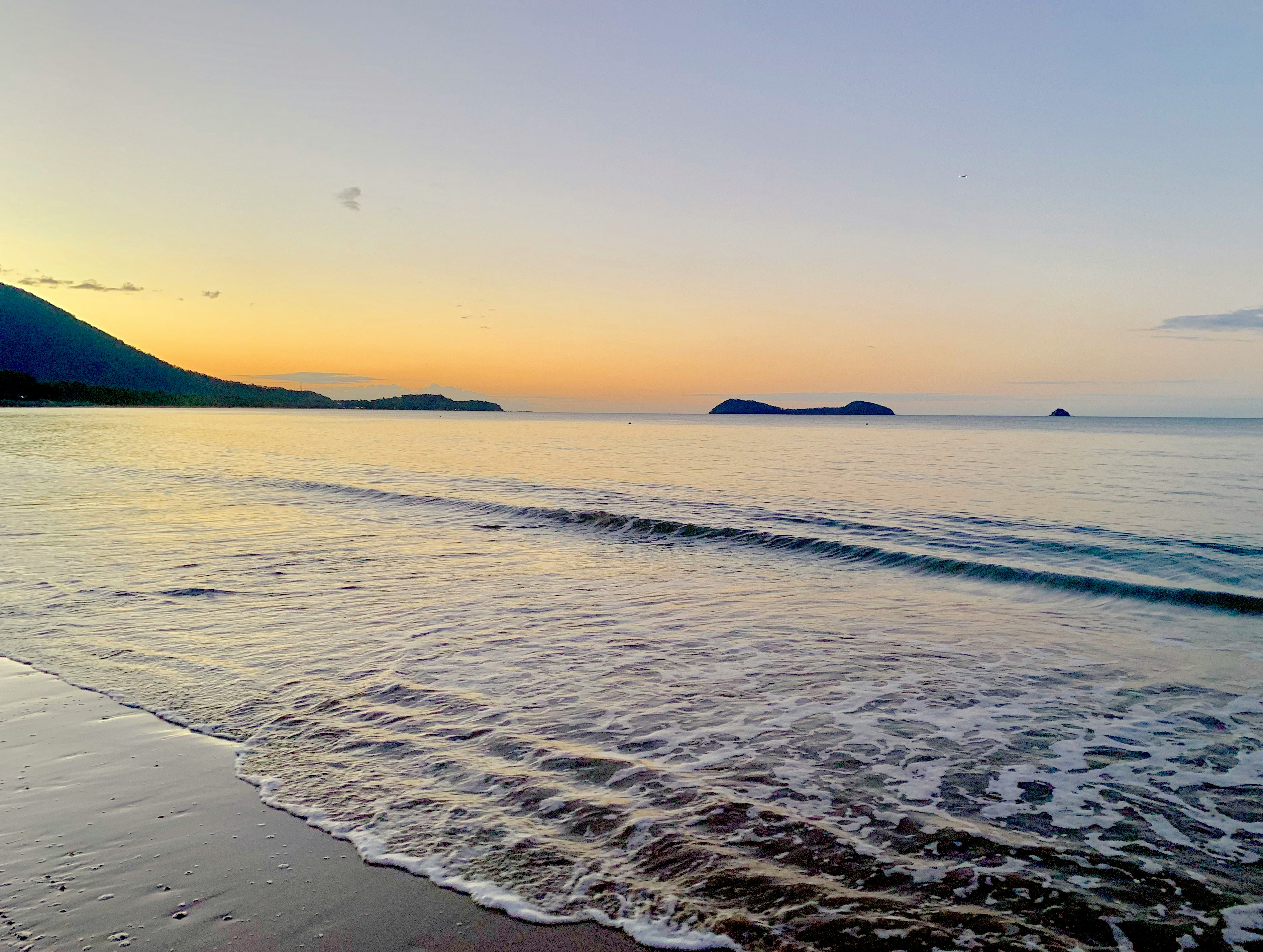 Mare piatto e sabbia fresca: il rituale dell'alba alla spiaggia di Arenella