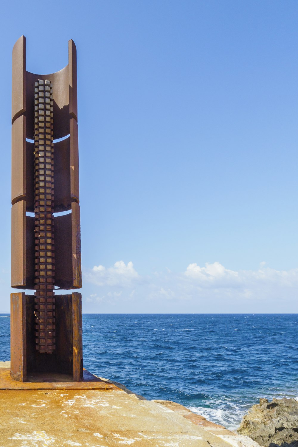 Observation de la mer bleue sous un ciel bleu et blanc