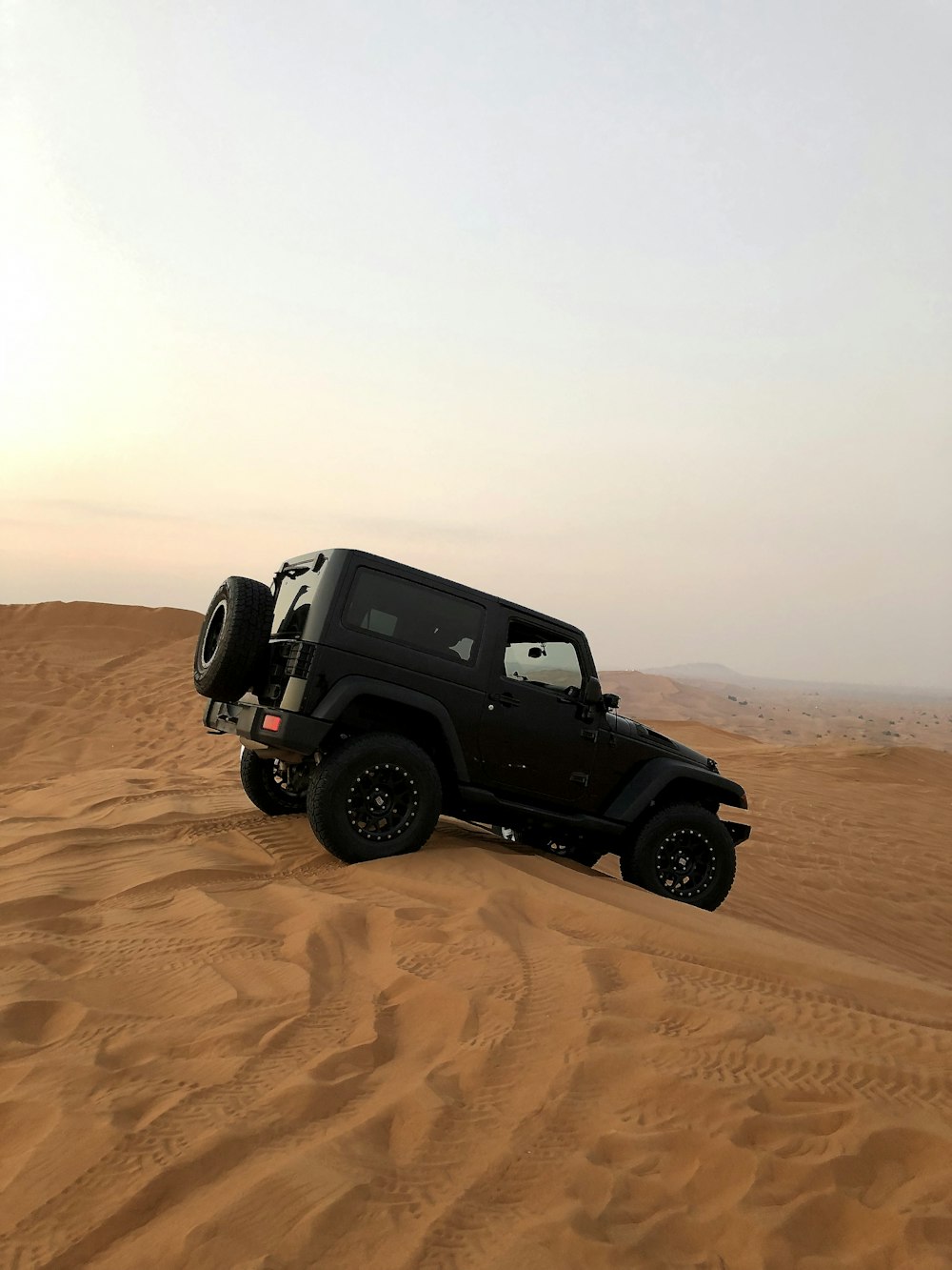 Jeep Wrangler negro en el desierto