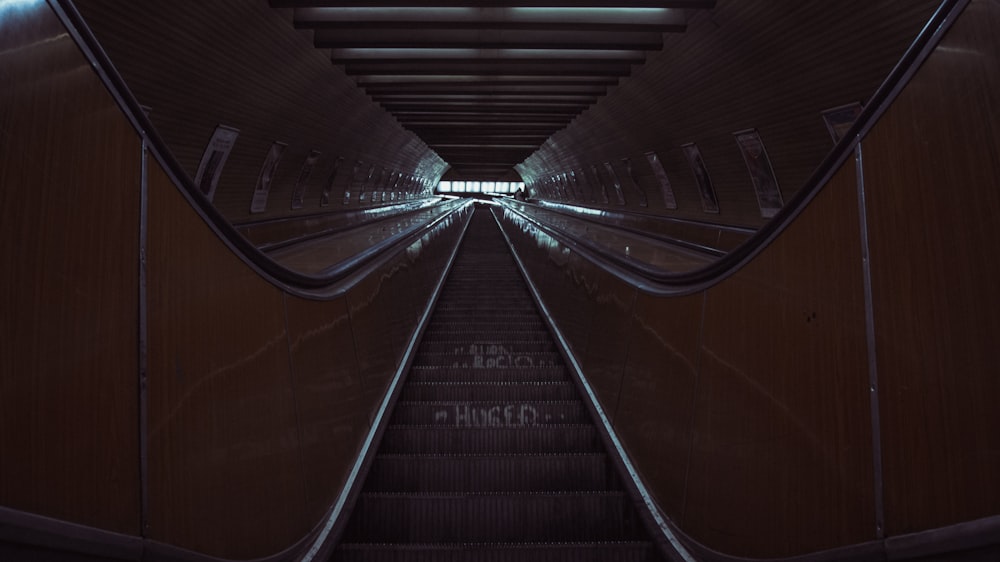 braune Rolltreppe ohne Menschen