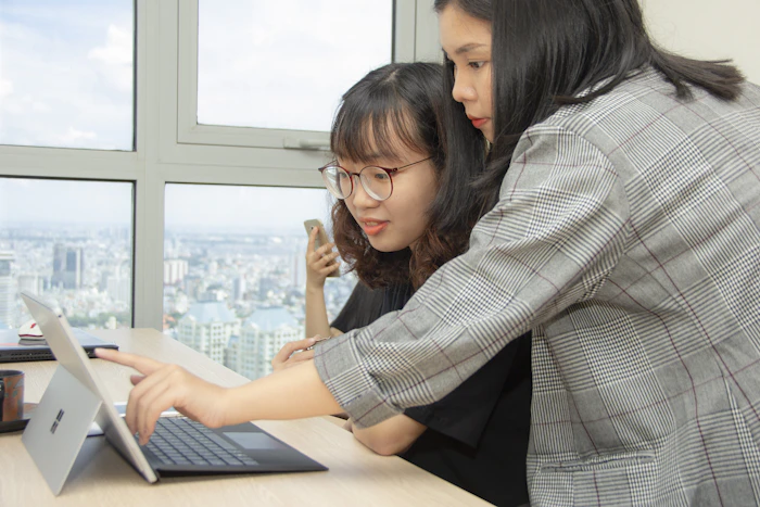 パソコンに向かって業務改善の試作をつくる様子