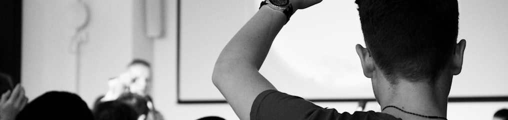 man wearing black t-shirt close-up photography