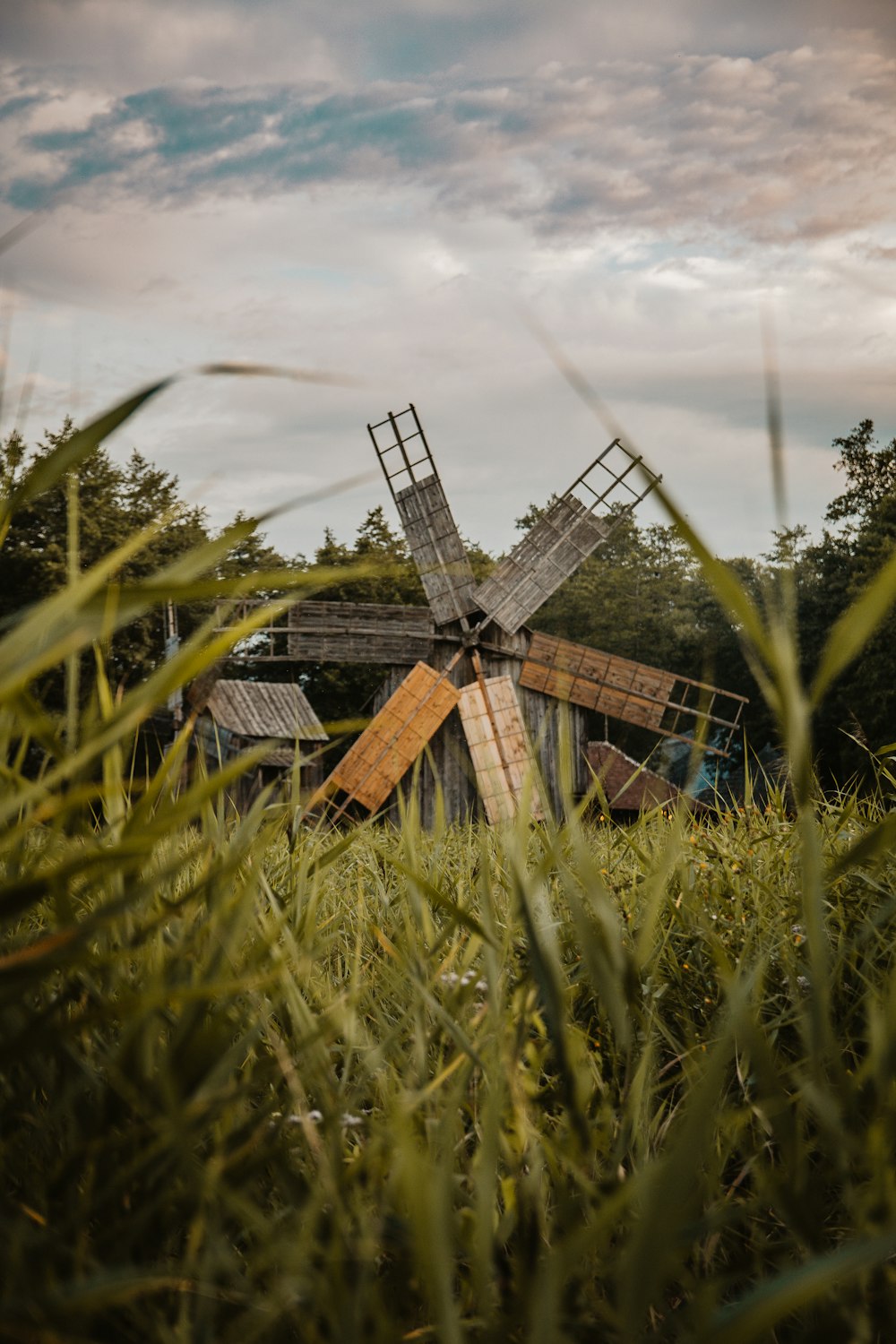 Photographie en gros plan de moulin à vent gris et brun