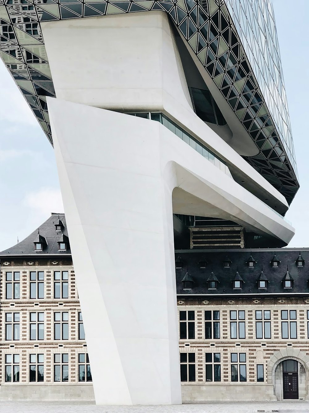 Edificio de hormigón blanco y negro durante el día