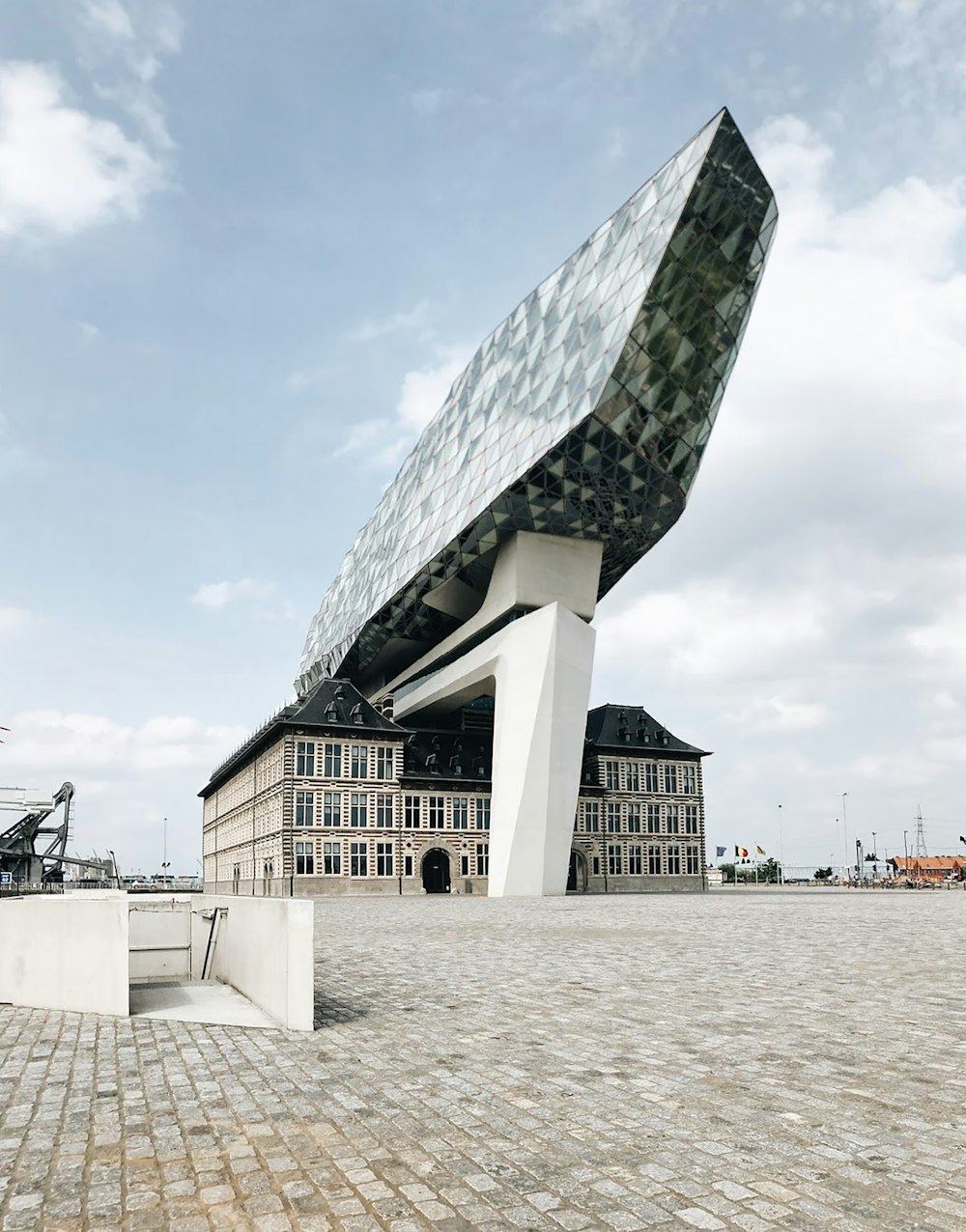 Bâtiment à plusieurs étages en béton gris et blanc pendant la journée