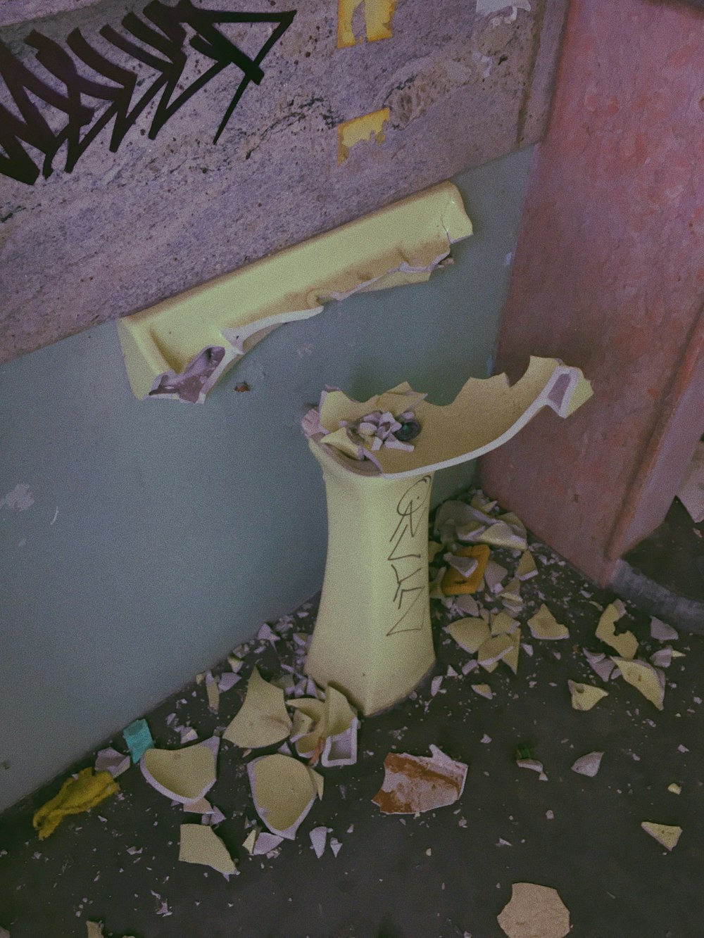 fregadero de pedestal beige destrozado