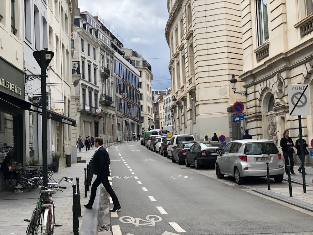 graue und schwarze Fahrzeuge parken neben der Straße