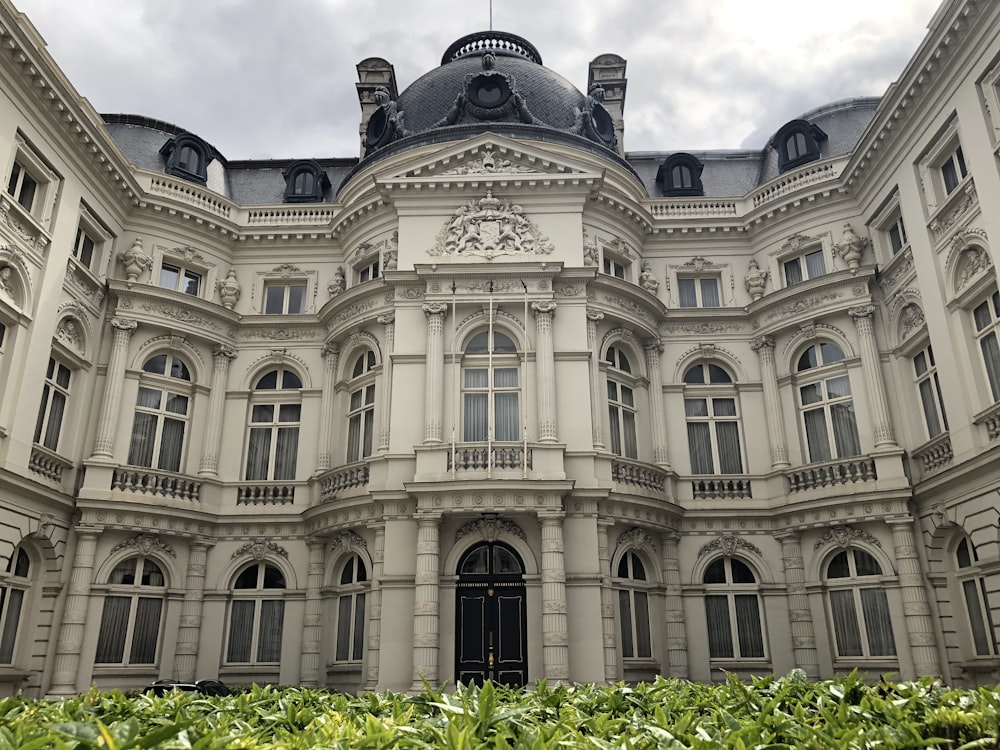 Edificio de cúpula de hormigón blanco