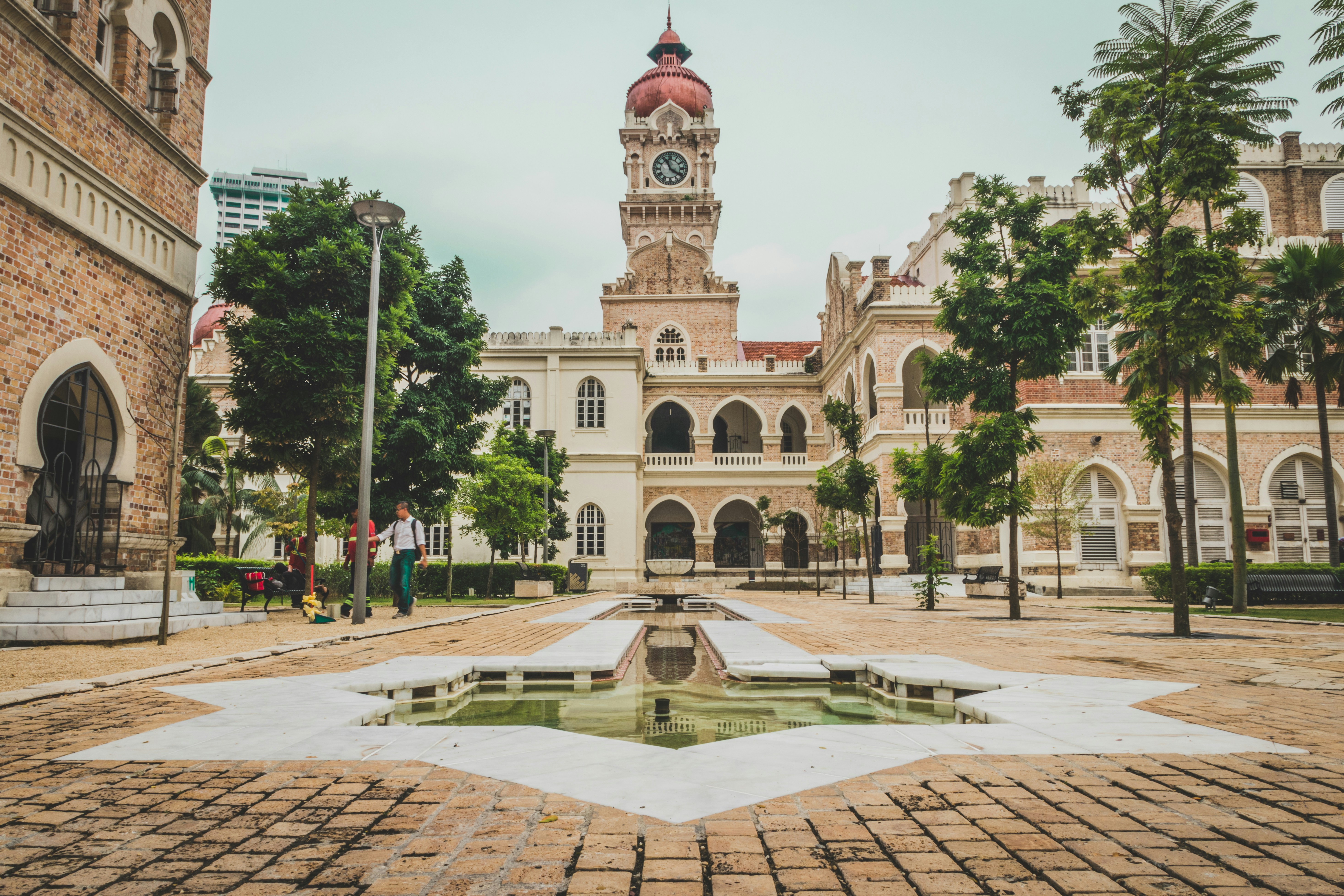 Edificios de hormigón marrón y blanco durante el día