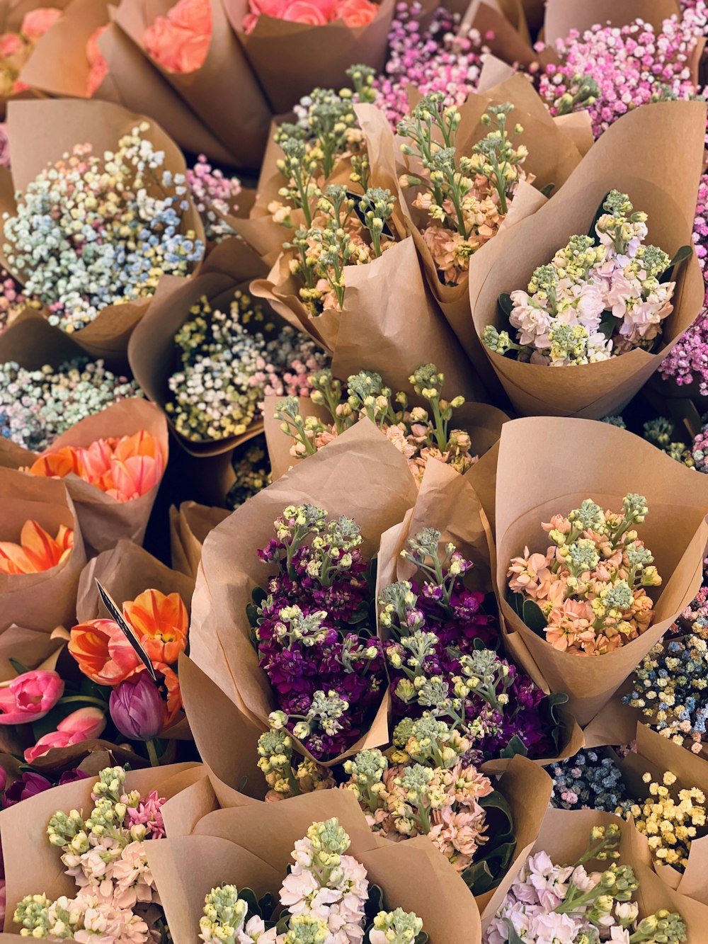 lote de buquê de flores de cores variadas
